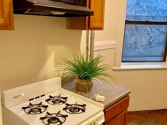 4th image of 318 E 9th St APT 12