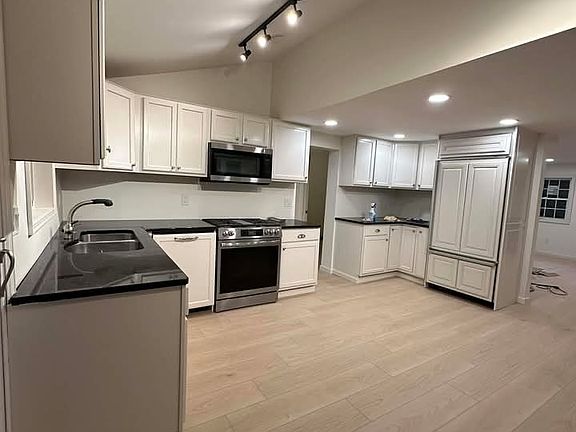 5th image of 180 Northern Pines Rd