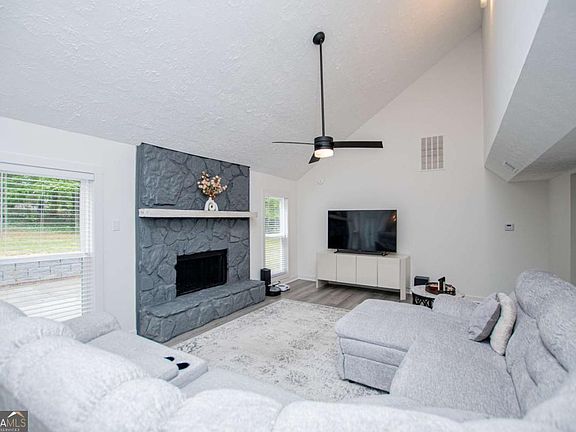3rd image of 3702 Hembree Ln