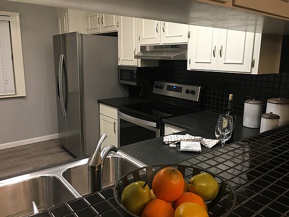 Kitchen / Breakfast Bar