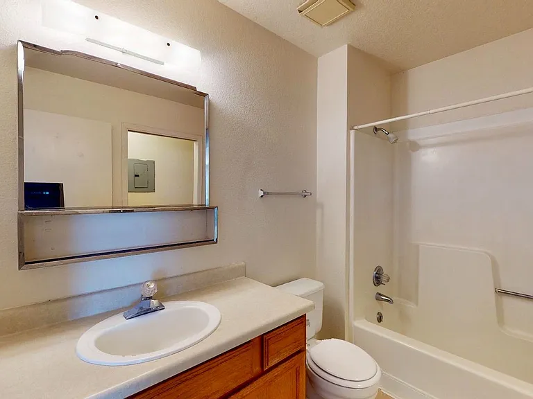513 Vancouver Rd SE — Photo 4