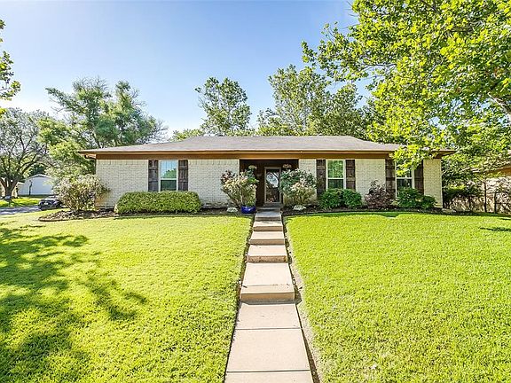 2nd image of 340 NE Cindy Ln