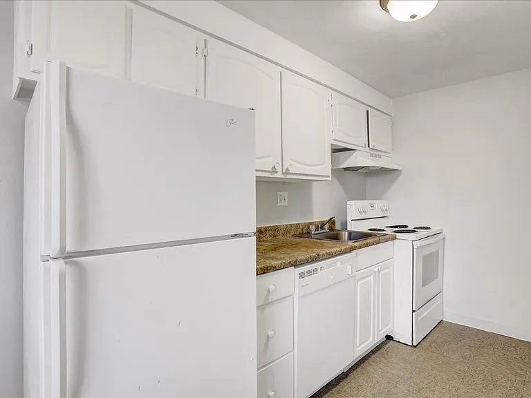 Section 8 Approved! Great location close to the city! — Photo 12