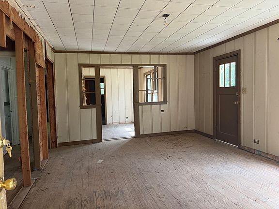 3rd image of 410 Shady Ln