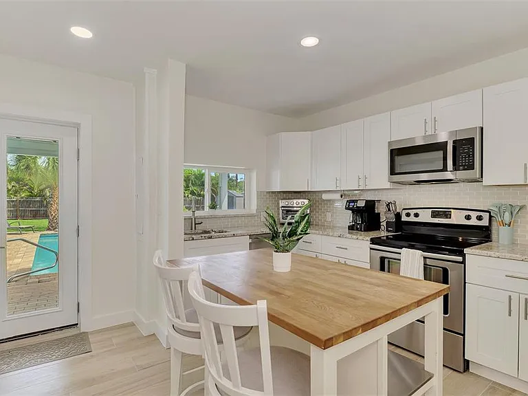 1731 Redwood St — Photo 14