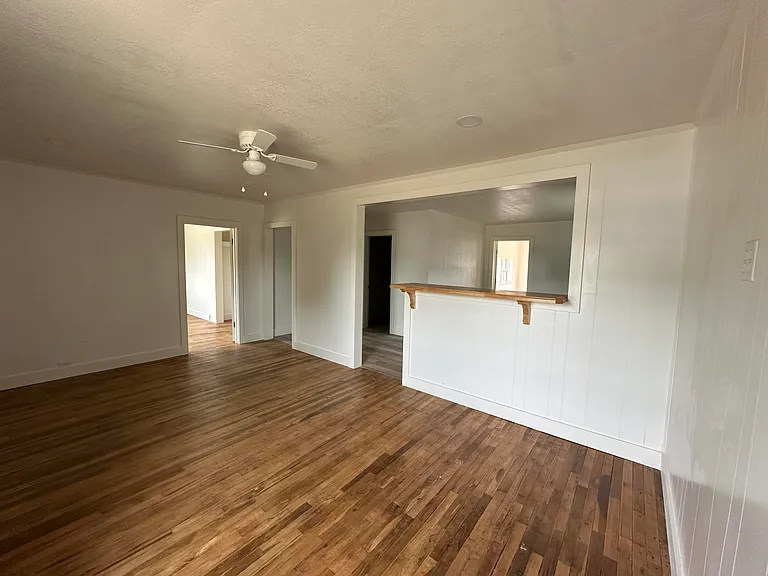1007 W 3rd St — Photo 3
