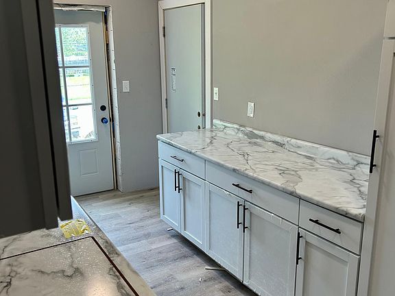 4th image of 5931 Maple Ave #1W