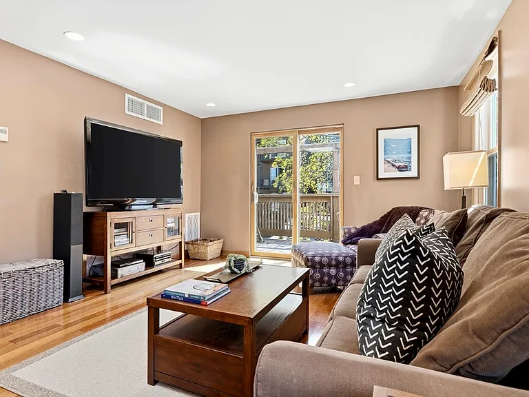 419 E 3rd St #3 — Photo 3