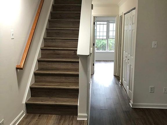 3rd image of 45468 Oak Trail Sq