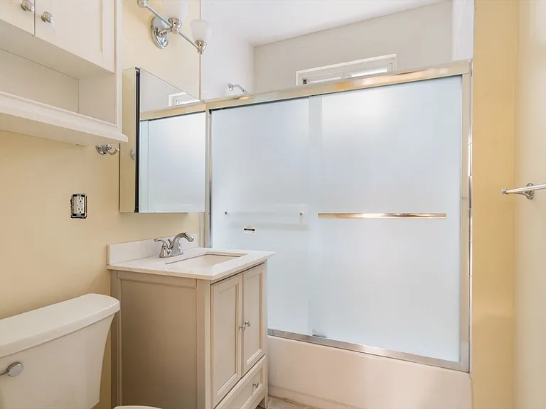 570 Washington St #3 — Photo 7