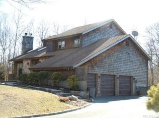 32 Westchester Dr, Rocky Point, NY 11778