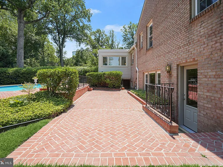 7109 Radnor Rd — Photo 50
