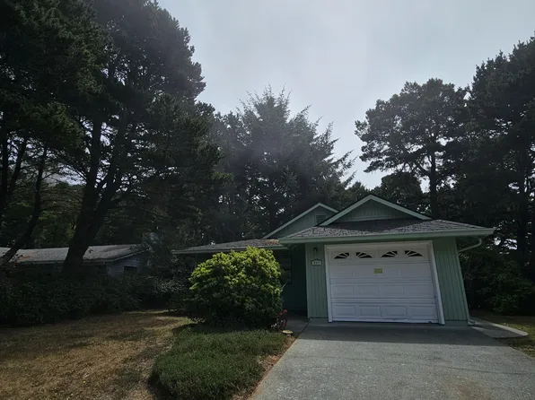 221 Breakwater Dr, Crescent City, CA 95531