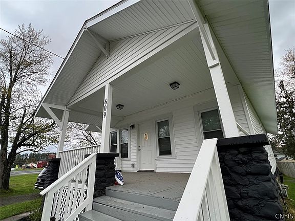 3rd image of 609 S Main St