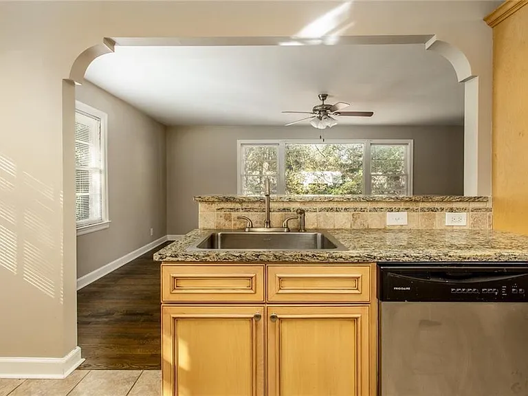 2720 Stonecreek Rd SE — Photo 11
