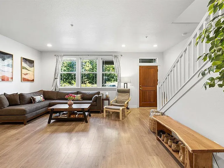 2238 Abbott Ave — Photo 1