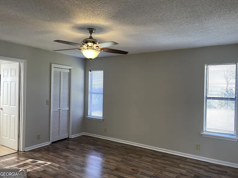 403 Fairfield Ct — Photo 9