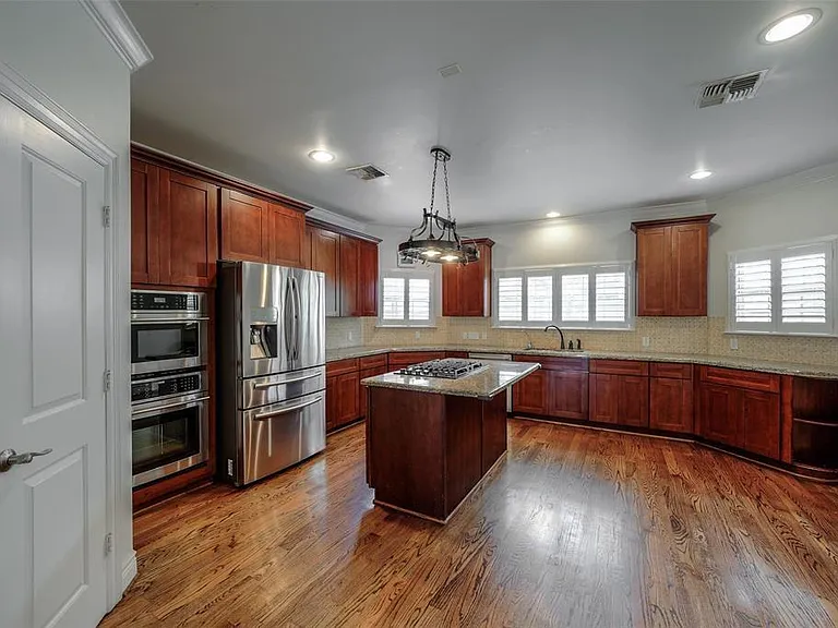 4218 Drake St #B — Photo 12