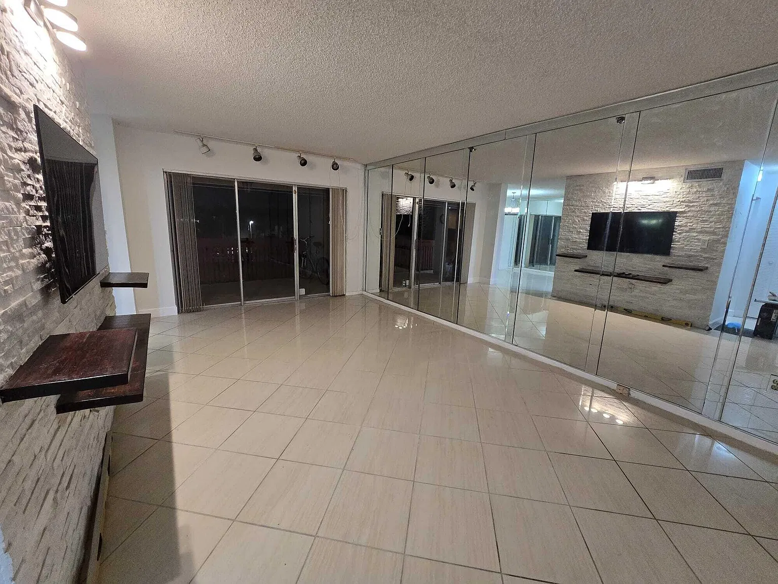 3 bed, 2.0 bath, 1228 sqft, $2,600 — Photo 1