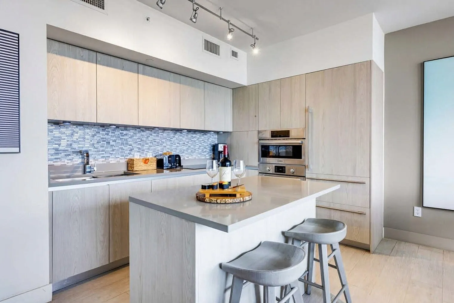 1 bed, 1.0 bath, 785 sqft, $3,858 — Photo 4