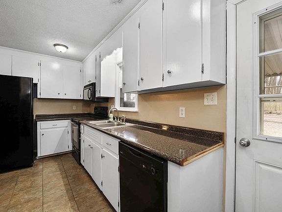 4th image of 18026 Circle Dr