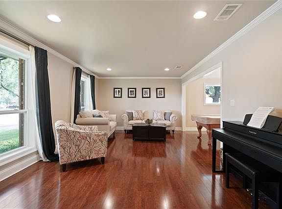 5th image of 300 W Kenilworth St