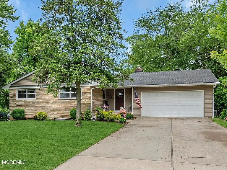 1600 Parkview Blvd — Photo 2