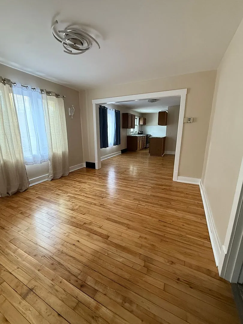 Single Family Home - 2 bed, 1 bath — Photo 4