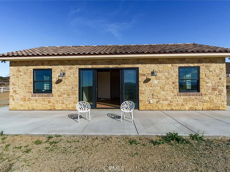 37219 Quarter Valley Rd — Photo 1