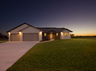 1812 Lucas Dr, New London, WI 54961