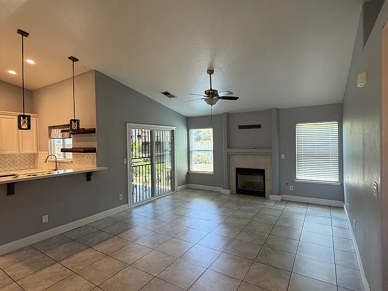 426 Wawona Ct — Photo 3