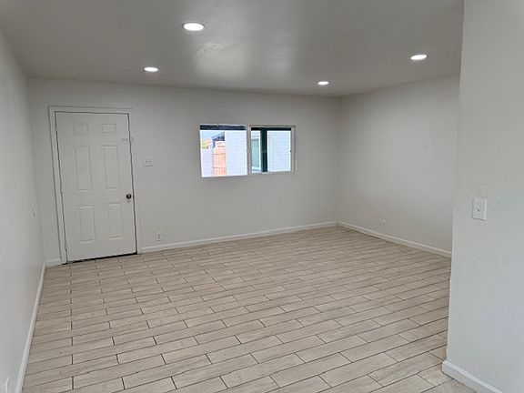 4th image of 2113 E Sunland Vis #1