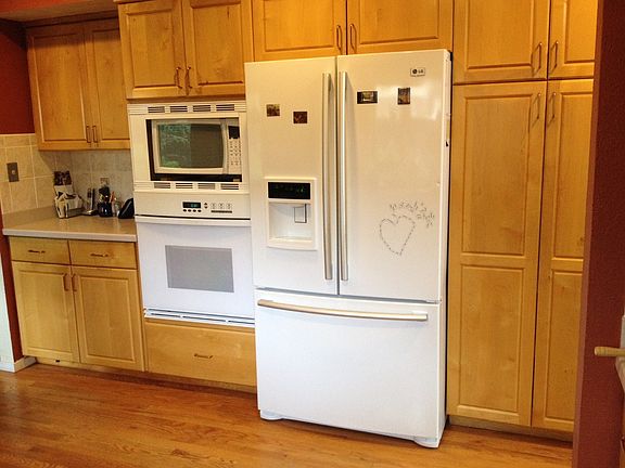 Kitchen/ Fridge/ Microwave/Oven