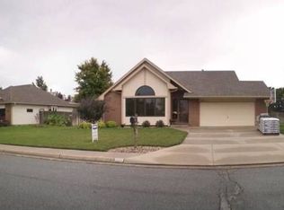 1103 Old Farm Ests, Hutchinson, KS 67502