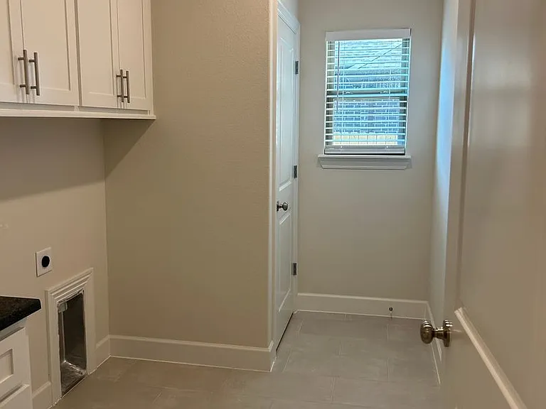 2412 Salmon St — Photo 4