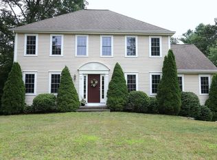 132 Paradise Ln, Sturbridge, MA 01518