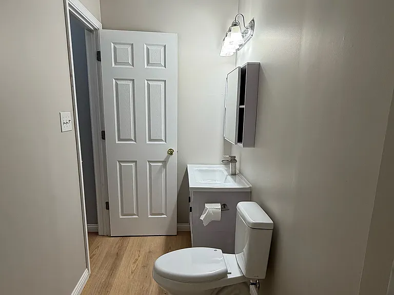 Full bath (Second floor)
