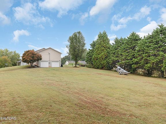 3rd image of 4542 Clifton Ln