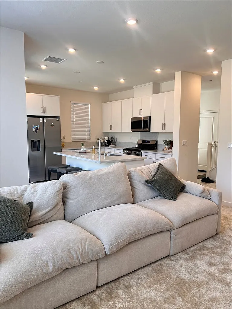 3 bed, 2.5 bath, 1450 sqft, $3,600 — Photo 4