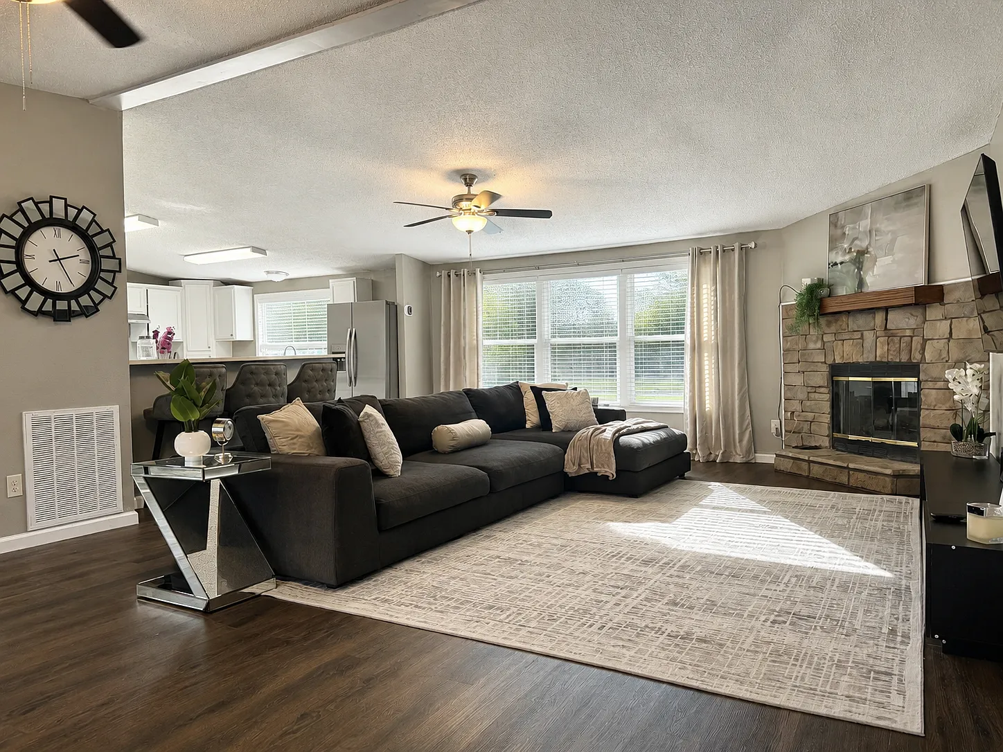 Fully Furnished 4BR/3BA Baytown Home Move-In Ready — Photo 4