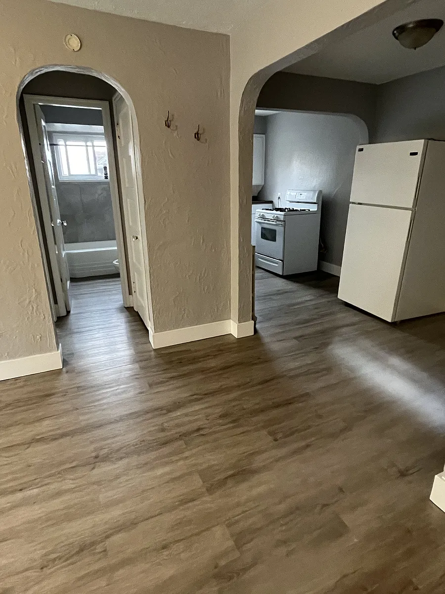 Building Photo - 1906 Elsmere Ave #9