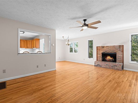 4th image of 222 Sorrento Drive