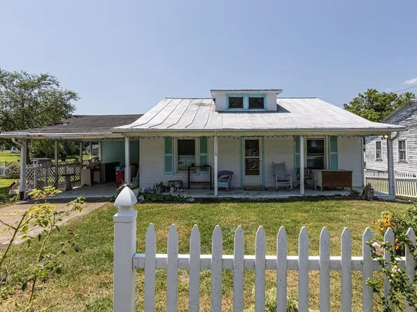 711 8th St, Shenandoah, VA 22849