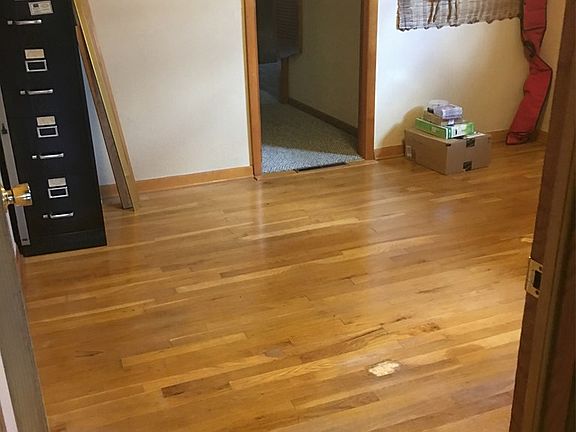 3rd image of 102 Oak St