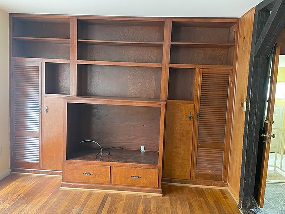 4th image of 2301 S Main St