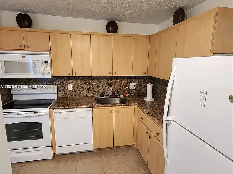 950 Hillcrest Dr #102 — Photo 5