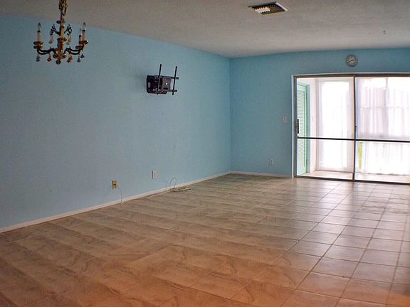 2nd image of 2796 Ashley Dr W #I