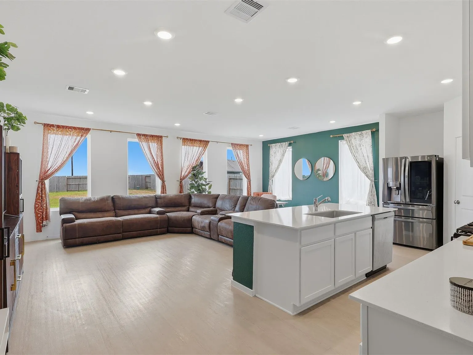 4 bed, 2.0 bath, 1919 sqft, $2,300 — Photo 2