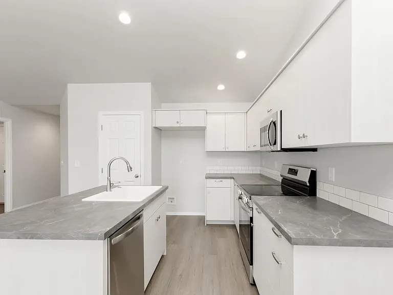 765 SW Alpha St — Photo 16