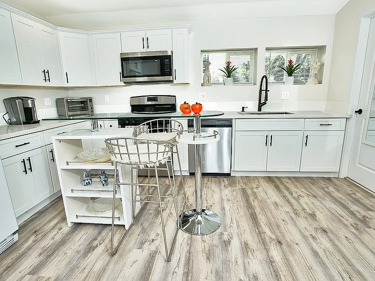 23827 Victory Blvd — Photo 4
